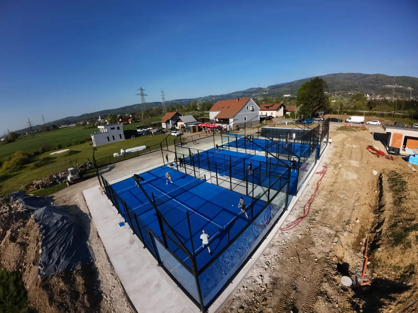 Igrišča Padel Baza iz zraka z okoliškimi hišami in hribi v ozadju